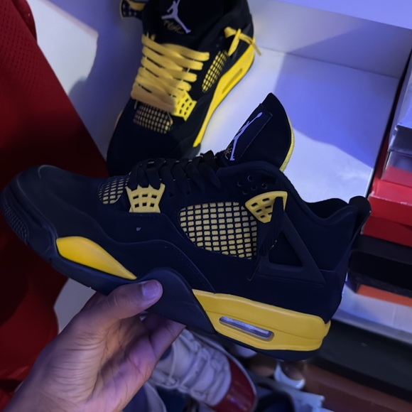 Jordan 4 Retro Thunder (2023) Size 7.5